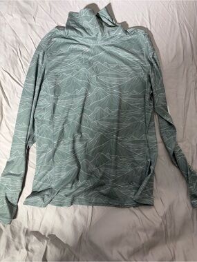 Women's Light Sage Long-Sleeve Performance Tee with Wave Line Pattern